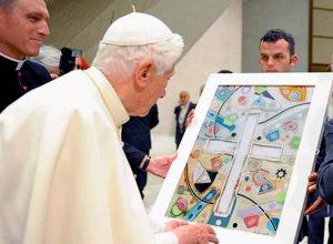 Papa Benedetto XVI con l'opera di Andrea Benetti
